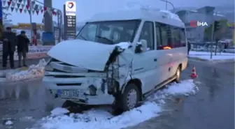 Okul Servisi ile Minibüs Çarpıştı: 12 Yaralı