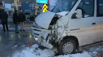 Tokat'ta Okul Servisi ile Minibüs Çarpıştı: 12 Yaralı