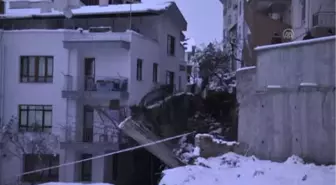 İstinat Duvarı Yan Binaya Devrildi