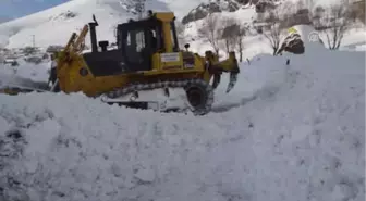 Çığ Nedeniyle Ulaşıma Kapanan Yol 7 Saate Ulaşıma Açıldı - Ağrı