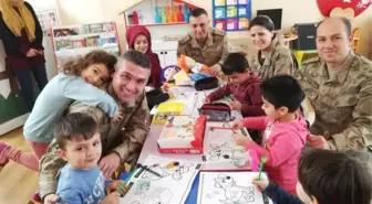 Bingöl'de Jandarmadan Çocuklara Hediye