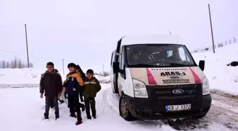 Karda Mahsur Kalan Öğrencilerin İmdadına Ekipler Yetişti