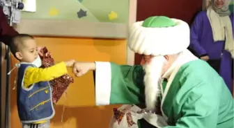 Nasreddin Hoca Hasta Çocuklara Hediye Dağıttı