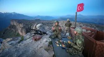 AA'nın Yılın Fotoğrafları Oylaması 'Mehmetçik'ten İlk İftar' Birinci Oldu