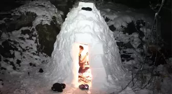 Erzurum'da, 14 Yaşındaki İki Kafadar Kar Evi Yaptı