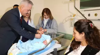 Isparta'da Yeni Yılın İlk Bebeklerine Vali'den Altın Ödülü