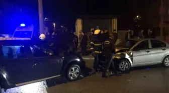 Otomobil ile Hafif Ticari Araç Çarpıştı: 4 Yaralı