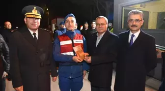 Vali Deniz'den Yeni Yılda Vatandaşlara Kitap Hediyesi