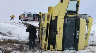 Buzlu Yolda Yoldan Çıkan Tır Devrildi: 1 Yaralı