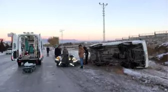 Buzlu Yolda Devrilen Minibüs Yayaya Çarptı