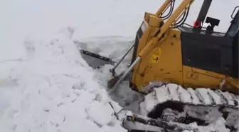 Kar ve Tipiden Dolayı Kapanan Köy Yollarında Yol Açma Çalışmaları Aralıksız Devam Ediyor