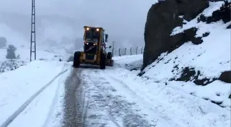 Kaş'ta 20 Saatte Yarım Metre Kar Yağdı, Kapanan Yollar Açıldı