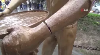 Daha Önce Tepsisi Çalınmıştı, Şimdi Kolunu Kırdılar