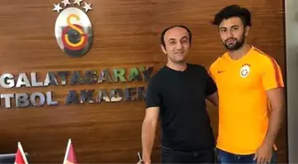 Genç Futbolcu Çekdar Orhan, Galatasaray'a İmzayı Akrabası Ersin Korkut'la Attı