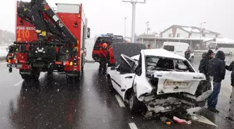 Kar Nedeniyle Kırmızı Işığı Görmeyen Sürücü Önündeki Araca Çarptı: 2 Yaralı