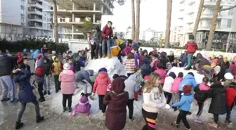 Kar Yağmayan Demre'ye Öğrenciler İçin Kamyonla Kar Getirildi