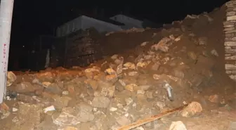 Yıkılan Duvarı Elektrik Direğini Devirdi, Mahalle Elektriksiz Kaldı