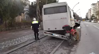 Park Halindeki Otobüse Çarpan Motosiklet Sürücüsü Yaralandı