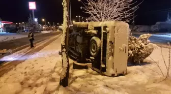 Kamyonet Orta Refüje Devrildi : 3 Yaralı