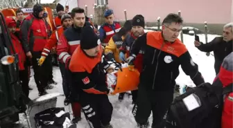 Karda Yürüyüş Sırasında Ayağı Kırılan Dağcı, Traktörle Ambulansa Taşındı