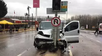 Minibüs ile Hafif Ticari Araç Çarpıştı: 3 Yaralı