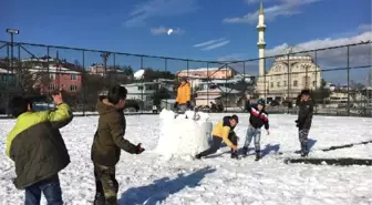 Silivri'de Çocuklar Kar Sevincini Kayarak Yaşadılar