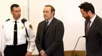 İki Oscar Ödüllü Oyuncu Kevin Spacey, 18 Yaşında Bir Erkeği Taciz Etmek Suçunda Hakim Karşısına Çıktı