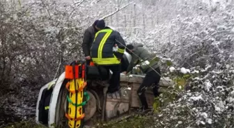 Otomobil, Karlı Yolda Şarampole Yuvarlandı: 3 Yaralı