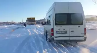 Kara Saplanan Okul Servisi Kurtarıldı