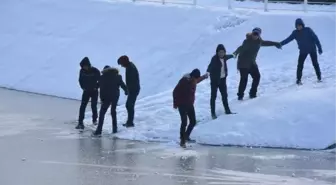 Öğrenciler El Ele Tutuşup, Buz Tutan Gölet Üzerinde Yürümeye Çalıştı