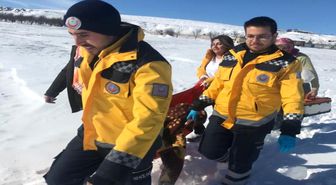 Sağlık Ekibi Hastayı Sedyeyle 2 Kilometre Taşıdı