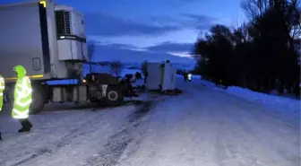 Tokat'ta 2 Tır Çarpıştı, Sürücüler Yaralandı