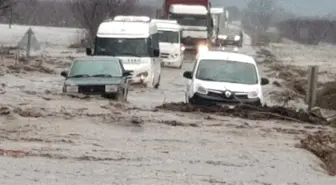 İzmir'de Tire-Belevi Karayolu, Kuvvetli Sağanakla Birlikte Oluşan Sel Nedeniyle Trafiğe Kapandı.