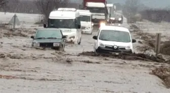 İzmir Tire-Belevi Karayolu Sel Nedeniyle Trafiğe Kapandı