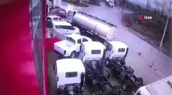 Kontrolden Çıkan Tanker Oto Galeri Önündeki Araçların Arasına Böyle Daldı