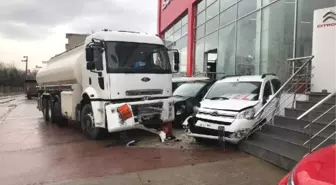 Tanker, Oto Galeri Önündeki Araçlara Çarptı