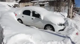 Kars'ta Kar Yığınları Kamyonlarla Şehir Dışına Taşınıyor