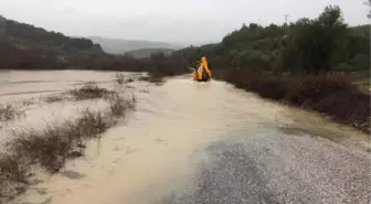 Saruhanlı'da Taşkın; 5 Kırsal Mahallenin Yolu Ulaşıma Kapandı