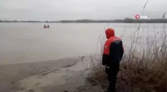 Sel Suları Dereleri Taşırdı, Koyunlarıyla Mahsur Kalan Çoban Botla Kurtarıldı.