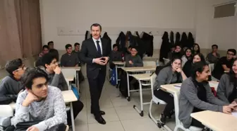 AK Parti'nin Zeytinburnu Adayı Ömer Arısoy'dan Öğrencilere Kitap Tavsiyesi