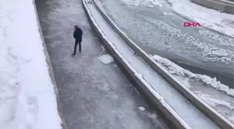 Bayburt Buz Tutan Çoruh Nehri'nde Paten Yaptılar