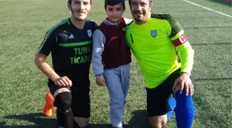 Dili Boğazına Kaçan Futbolcuyu Arkadaşı ile Sağlıkçılar Kurtardı