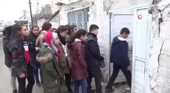 Soğuk Havada Ayağında Terlikle El Arabasında Kardeşini Taşıyan Hacı Dede ve İmmihan Nineye...