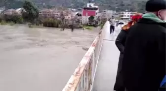 Hatay Nehri Taştı, Evler Su Altında Kaldı