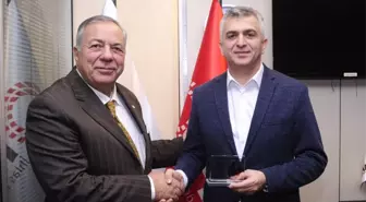 İbrahim Öztek'ten Mustafa Karagöl'e Plaket