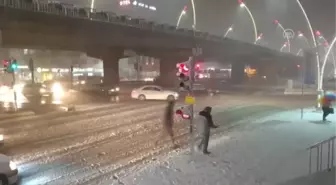 Yoğun Kar Ulaşımı Etkiliyor