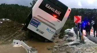 Yolcu Otobüsü Şarampole Devrildi, Kaymakam Yolculara Yemek Verdi