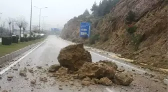 Adana'da Evleri Su Bastı, Araçlar Yolda Kaldı (3)