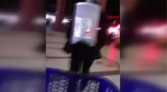 Adana Soğuk Havada, Sırtındaki Odun Sobasıyla Dolaşıyor