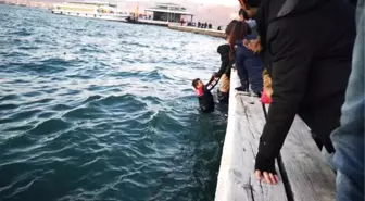 Denize Düşen Kişiyi, Suya Atlayan Polisler Kurtardı